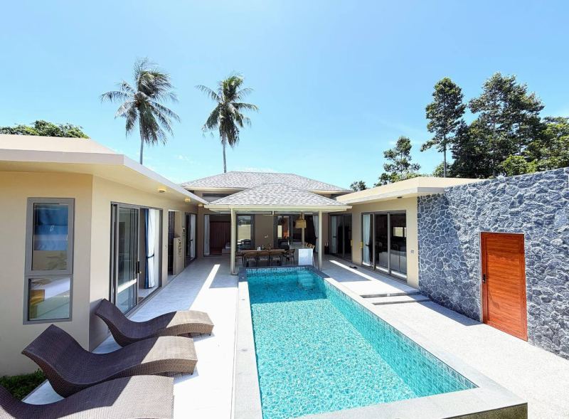4BR Villa Garden with Pool in Maenam
