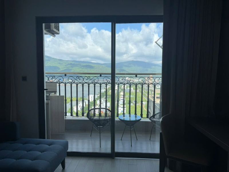 1-bedroom apartment with balcony in Golden Bay building