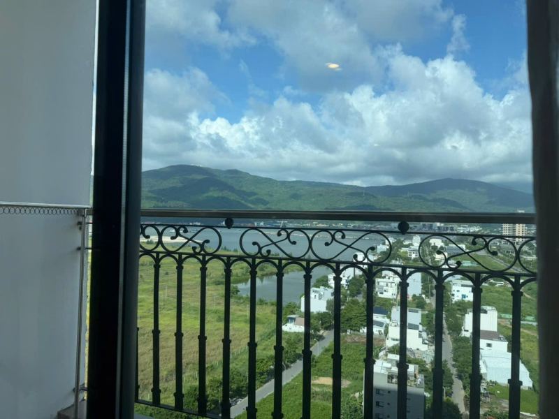 1-bedroom apartment with balcony in Golden Bay building