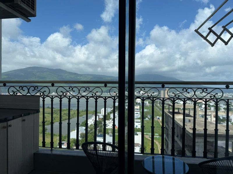 1-bedroom apartment with balcony in Golden Bay building