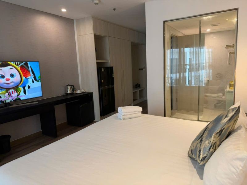 1-bedroom apartment with balcony in Golden Bay building