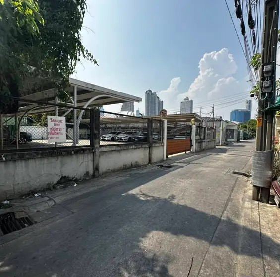 Budget room on Charoen Rat Road, Sathorn