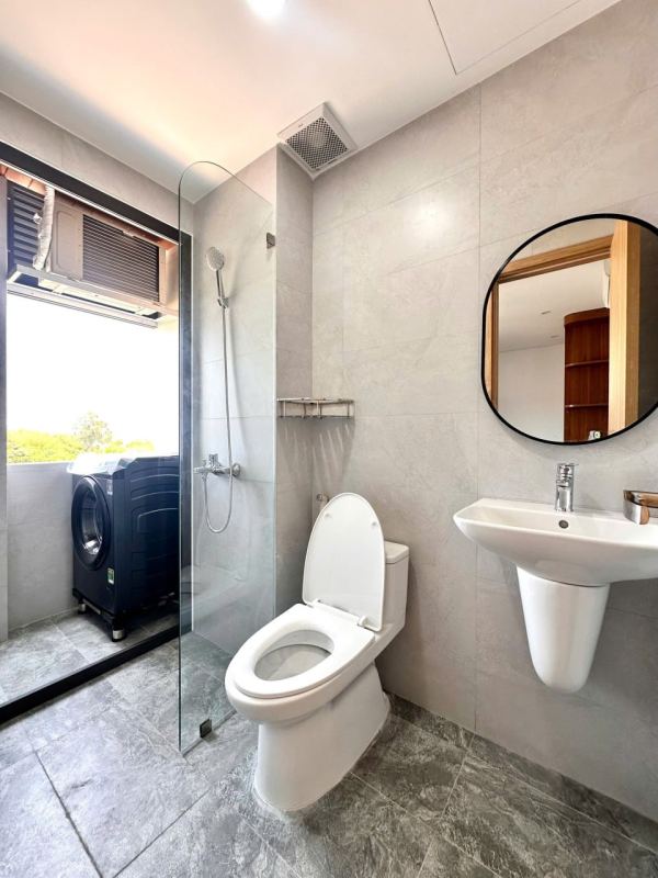 Studio with window, Room 403, Khue Bac 1 street