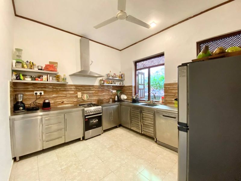 Shared room in Unawatuna coliving villa