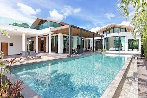 4BR Villa with Pool in Nai Harn
