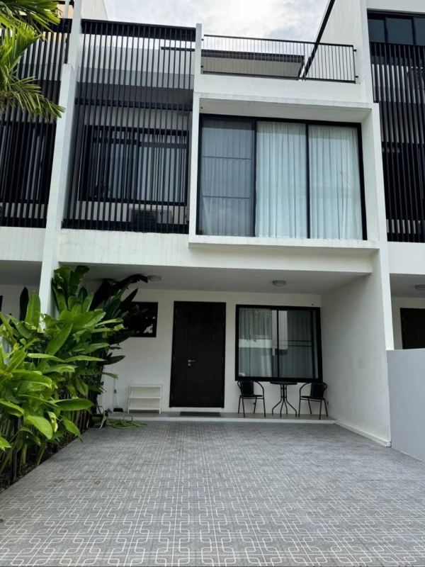 3-Bedroom Townhouse in Laguna Park