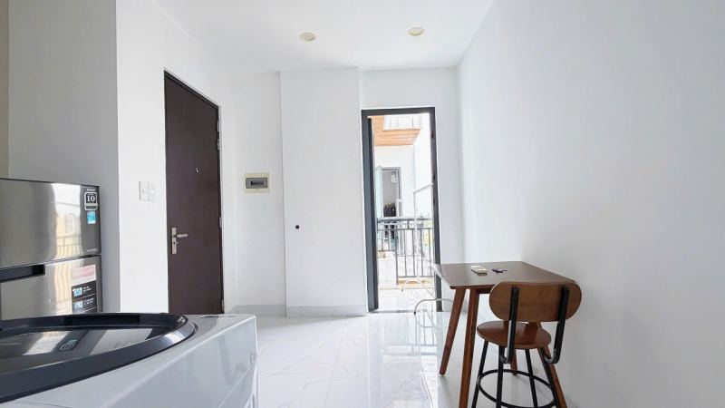 Studio with balcony on Nguyen Co Thach street