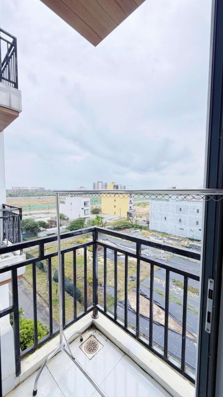 Studio with balcony on Nguyen Co Thach street