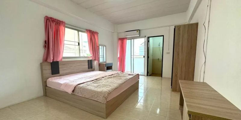 Room in Rungsawat Place