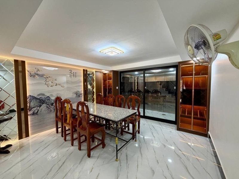 6 Bedroom House for $1000/month in Boeung Tumpun