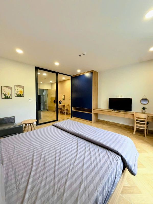 1-bedroom house with small yard