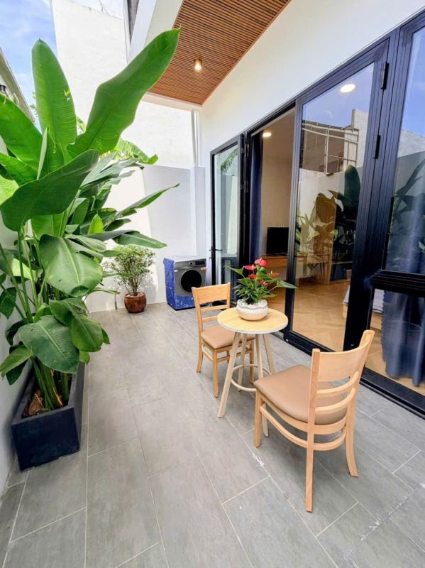1-bedroom house with small yard