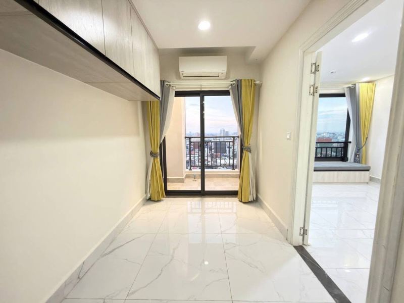 1BR Corner Apartment at Condo Uk 548