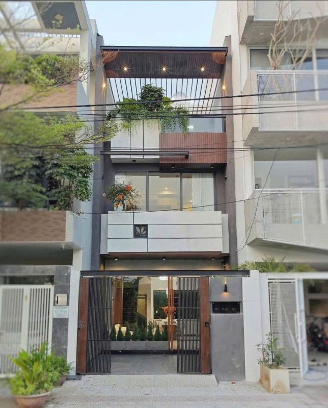 Трехэтажный дом с 3 спальнями в районе Hoa Xuan на улице Phan Triem