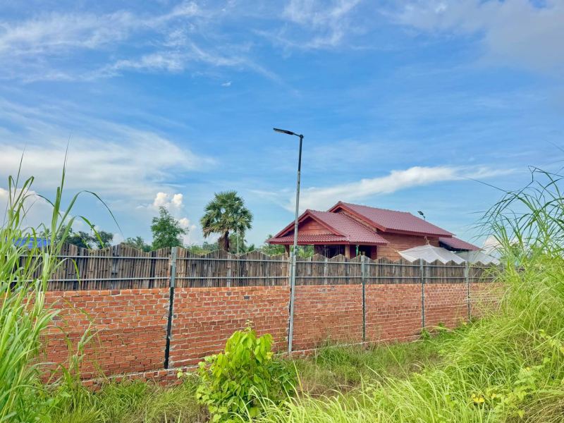 1 Bedroom Wooden House with Pool in Kampot