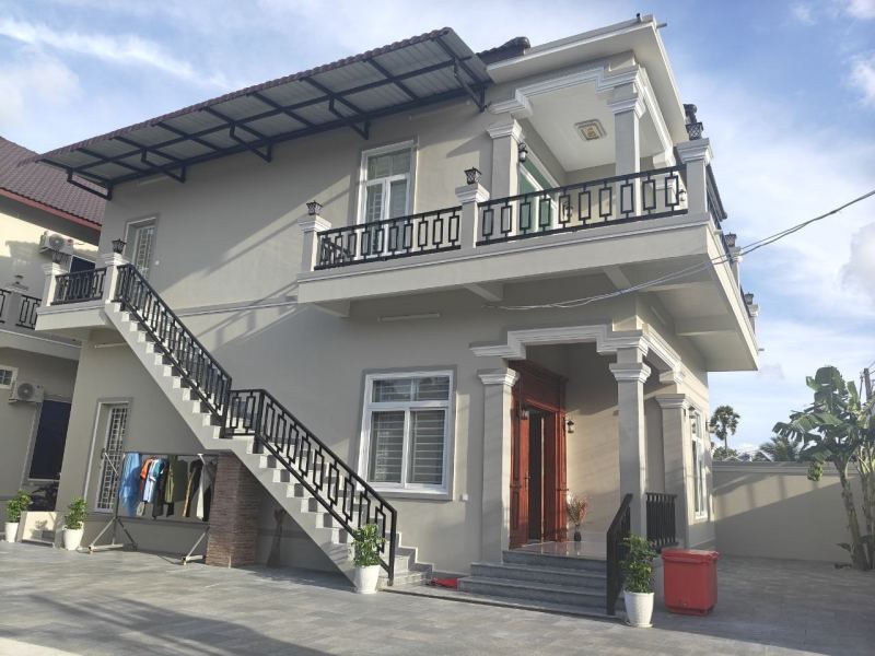 2 Bedroom Apartment with Mountain View