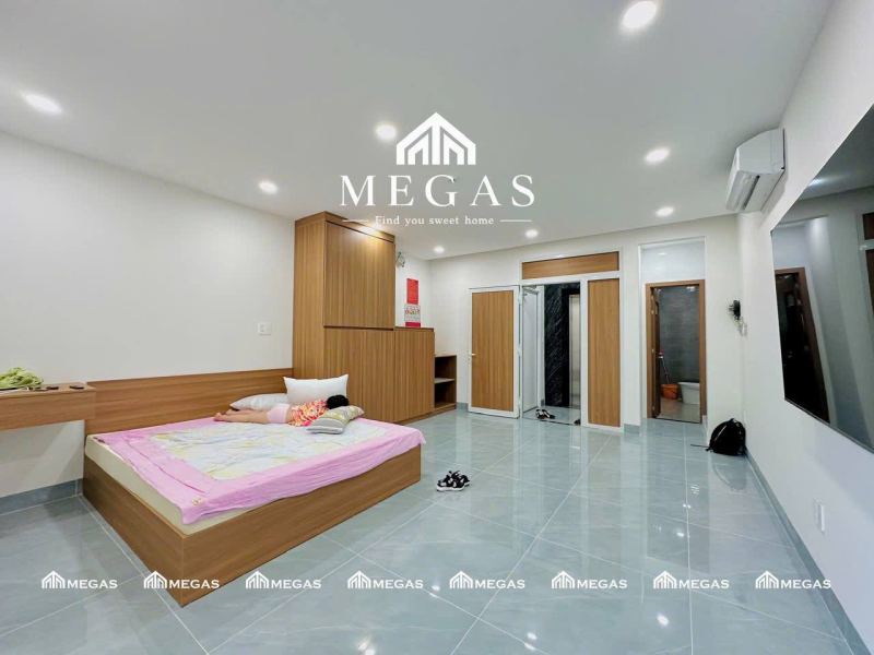 1BR Apartment with South-Facing Balcony