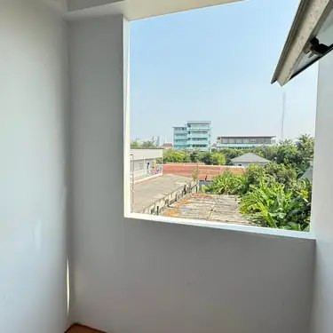 Угловая комната в Rungsawat Place