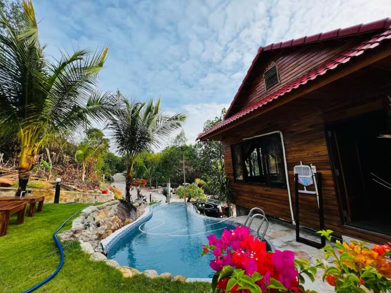 2 Bedroom Apartment with Pool and Garden