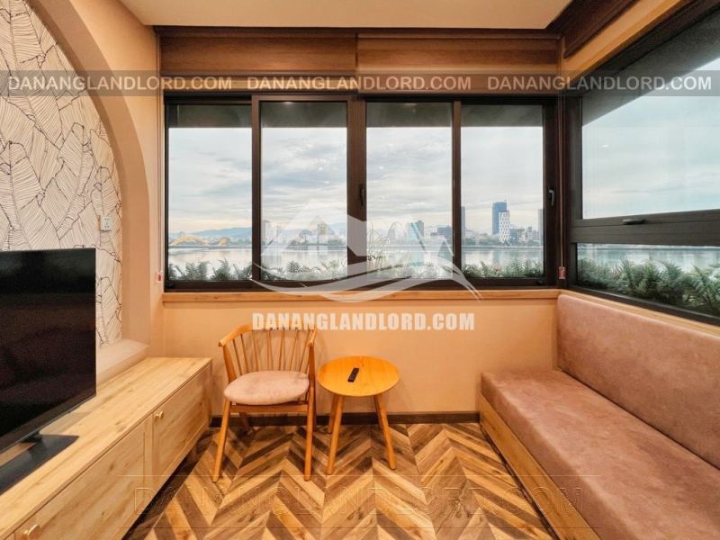Studio Apartment with Dragon Bridge View