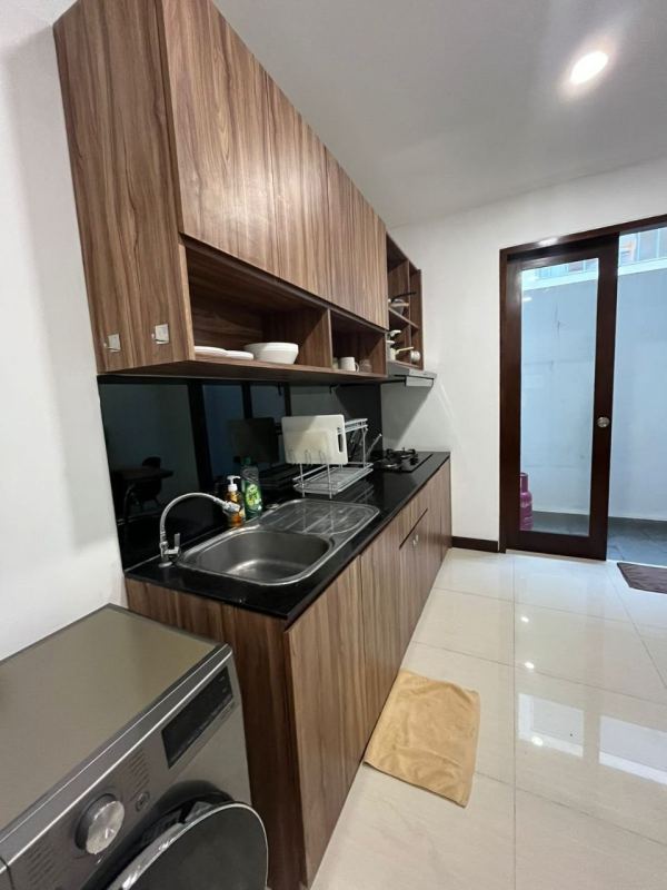 Comfortable Studio Apartment with Ergonomic Workspace