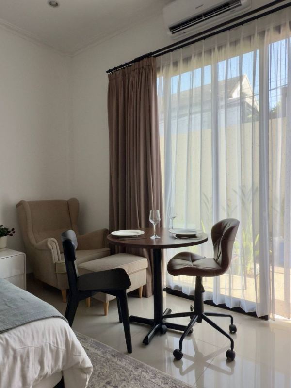 Comfortable Studio Apartment with Ergonomic Workspace
