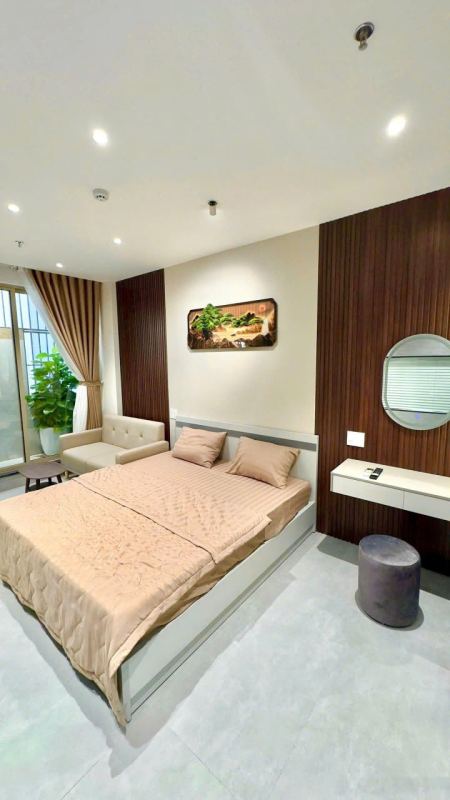 1 Bedroom Apartment with Small Backyard