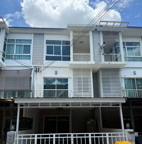 3-Bedroom Townhouse in Metro Rama 9