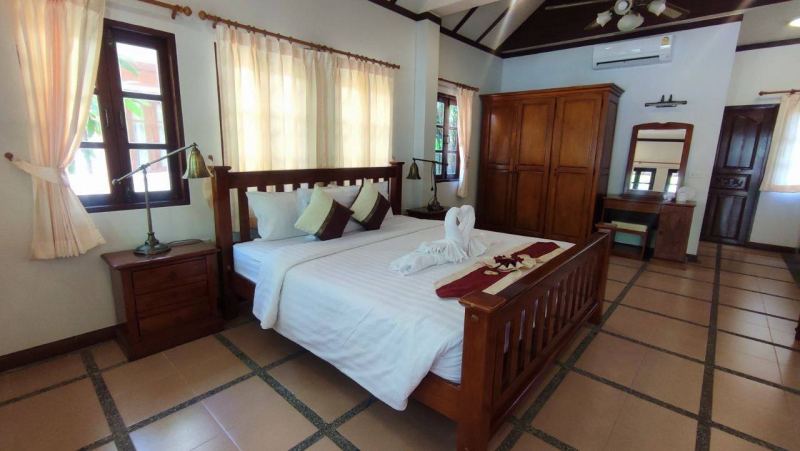 Villa with Kitchen and Pool in Chalong