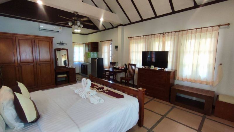 Villa with Kitchen and Pool in Chalong